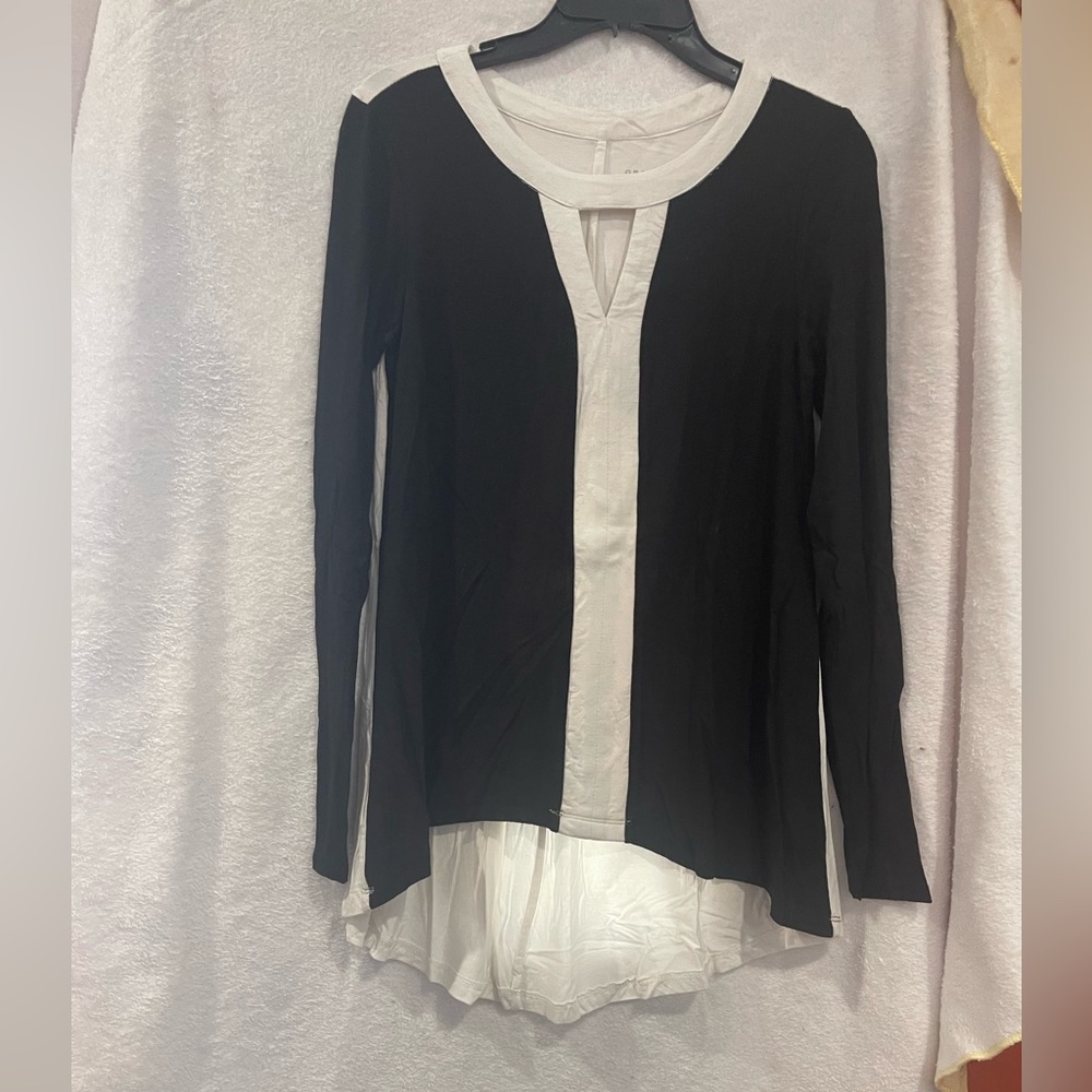Long sleeve black and white casual pull over style ladies shirt. Size, small.